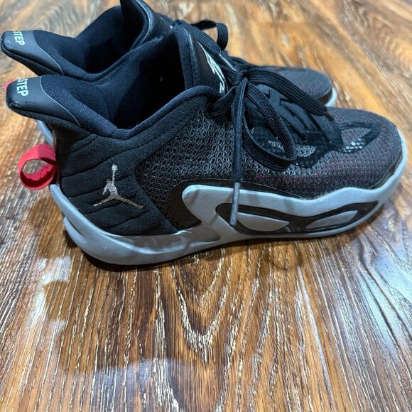 Jordan Nike Size 5Y Tatum Old School Step Basketball Shoes Black Red - Picture 2 of 8